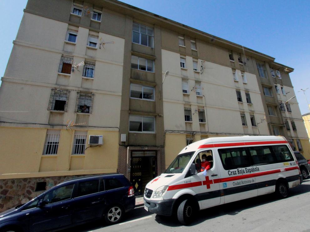 Uno de los bloques de viviendas precintados en Ceuta por el rebrote de coronavirus.