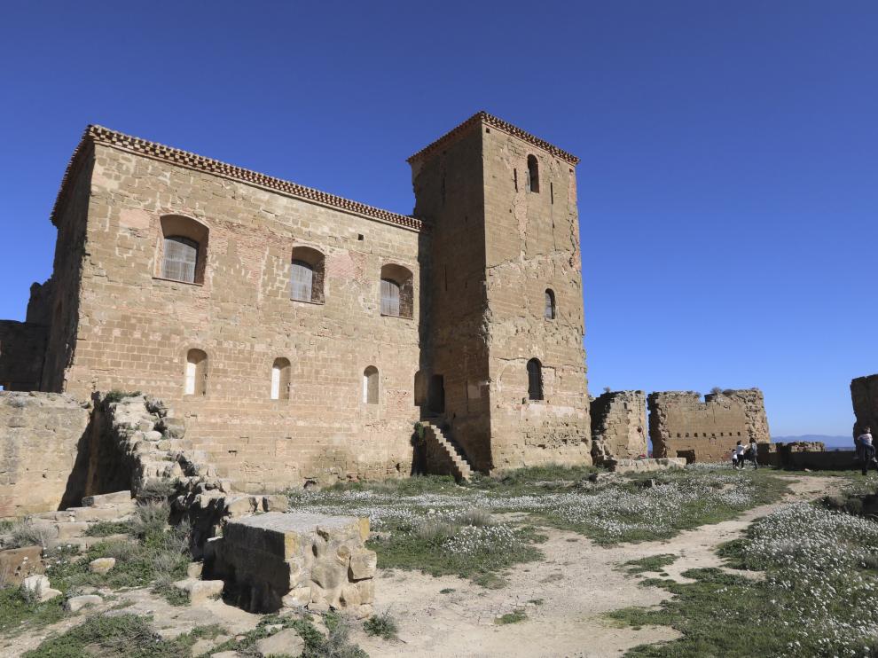 Uno de los edificios restaurados en el recinto del castillo de Montearagón.