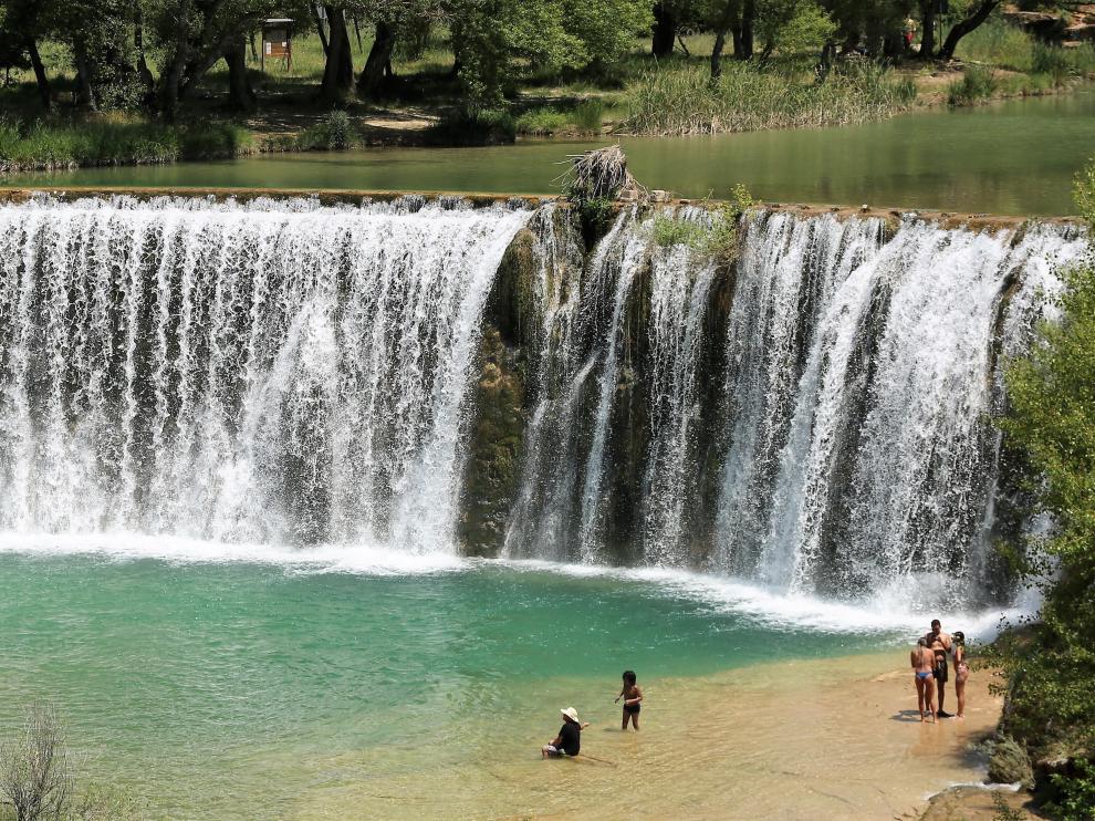 Bañistas en el Salto de Bierge (en el Alcanadre) este domingo.