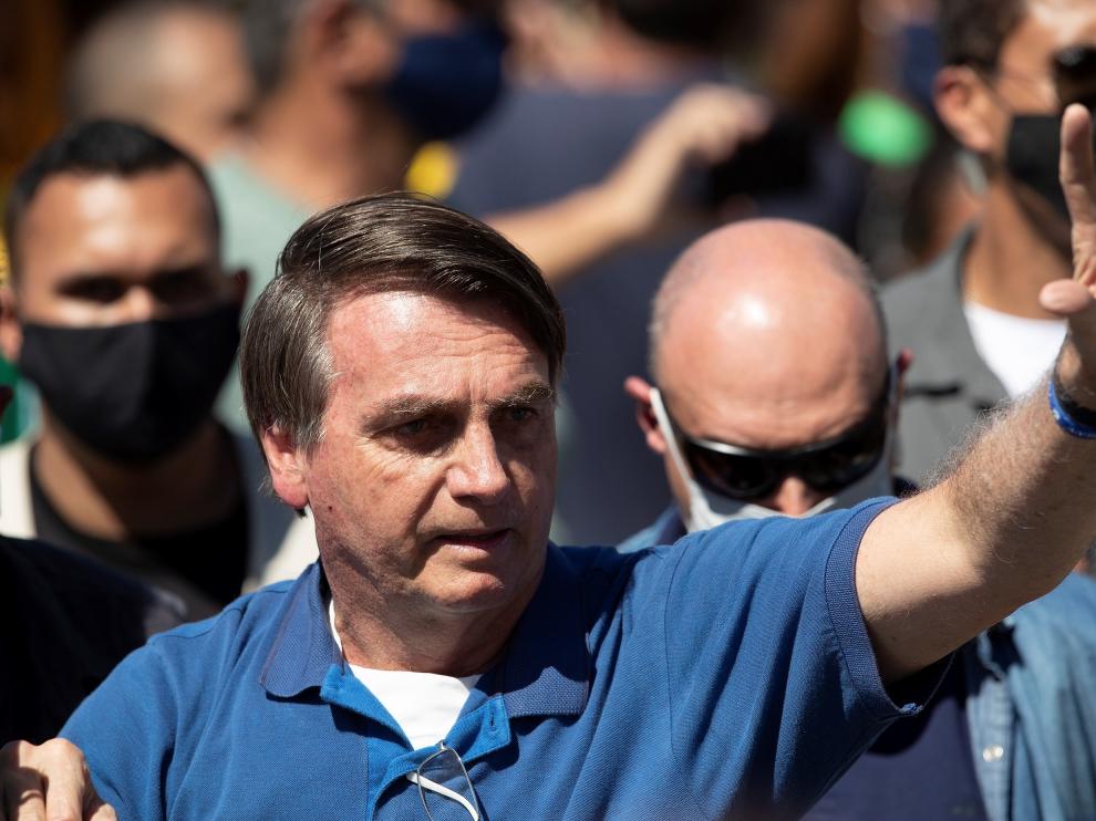 Bolsonaro se pasea a caballo entre miles de personas e ignora al coronavirus.