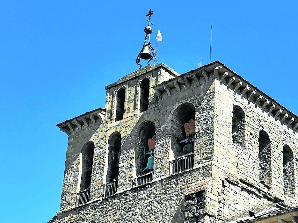 La bandera blanca ondea en la torre del campanario de la Catedral de Jaca.
