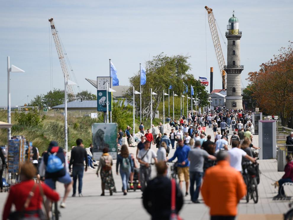 La gente pasea en la localidad costera alemana de Warnemuende.