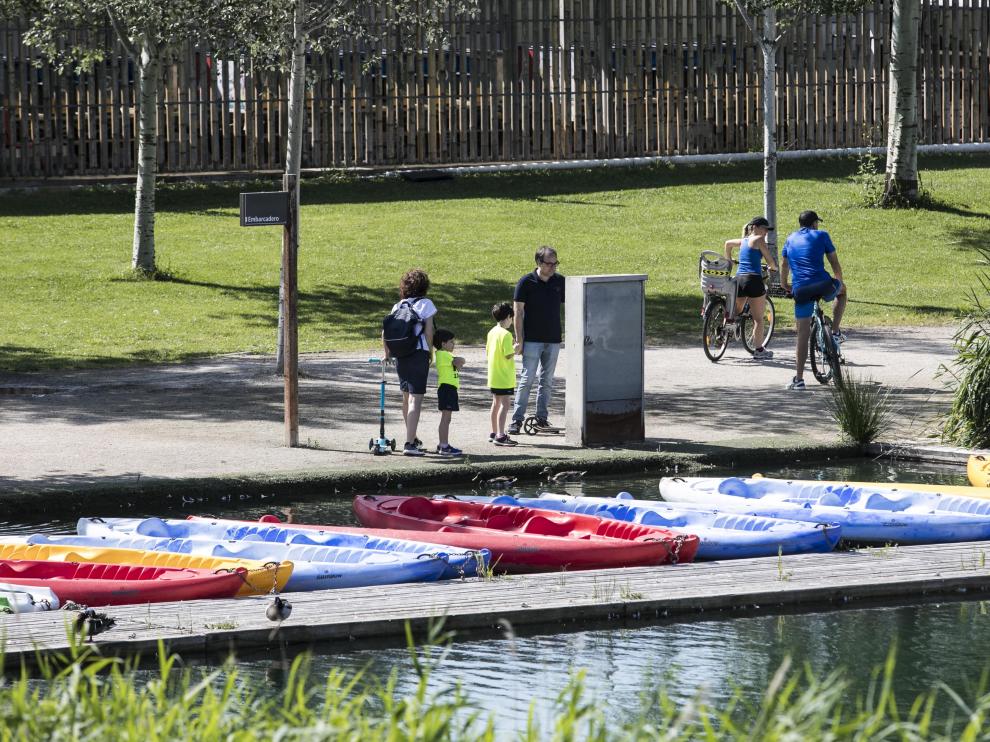 Las riberas del Ebro y el Parque del Agua de Zaragoza se han llenado de paseantes, deportistas, bicis y patines