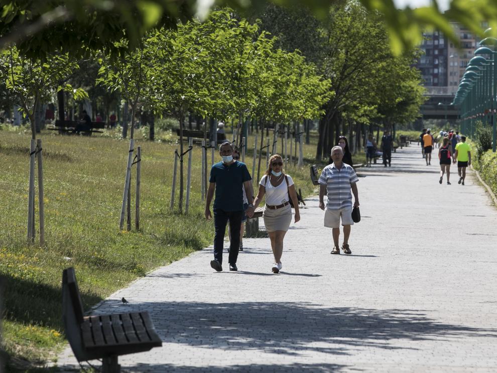 Las riberas del Ebro y el Parque del Agua de Zaragoza se han llenado de paseantes, deportistas, bicis y patines