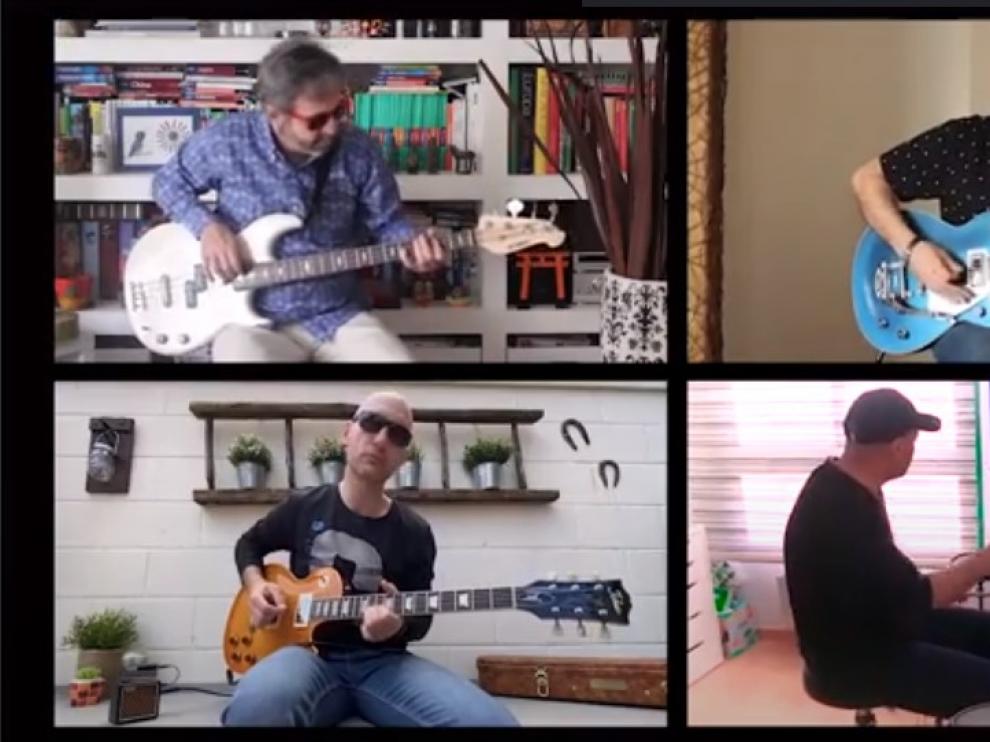 Pux interpretando 'Tal vez mañana' junto a otros artistas.