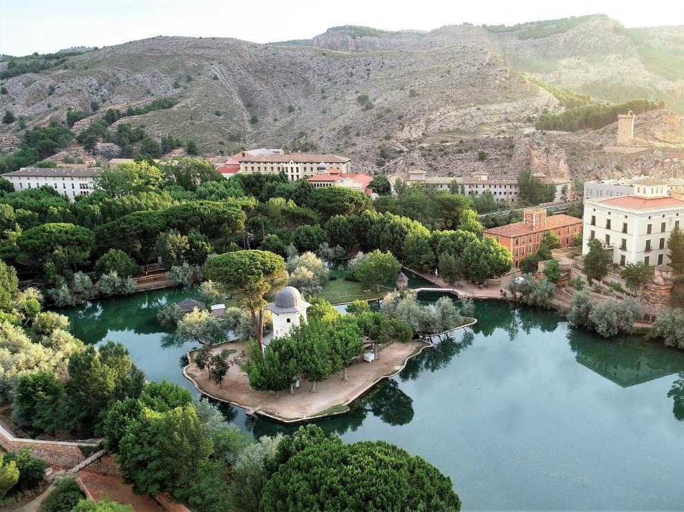 El lago termal de Termas Pallarés, único en Europa cuyas aguas se mantienen a 28ºC de temperatura y se renuevan cada 32 horas.