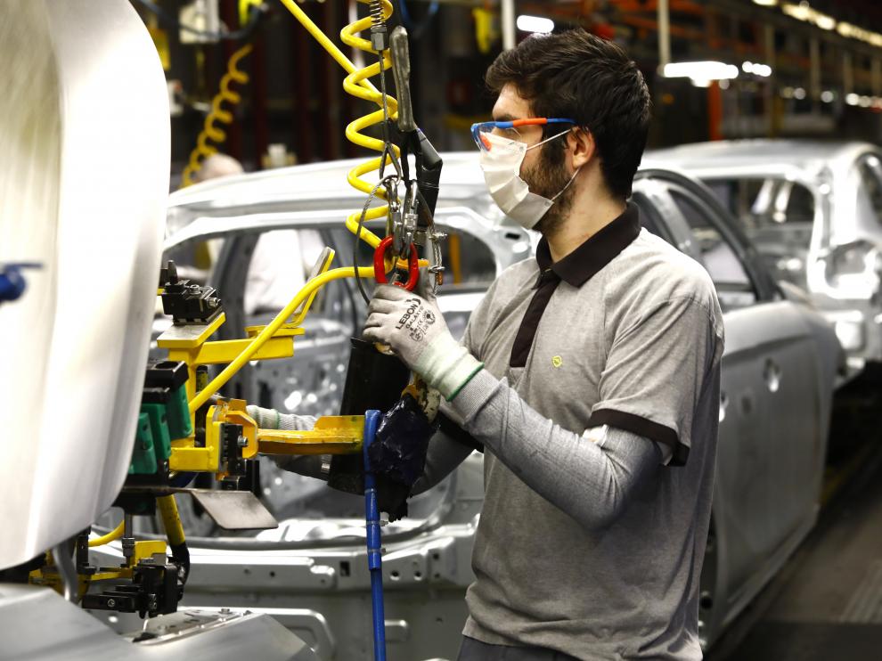 Un operario trabajando en la factoría zaragozana de PSA con el equipo de protección.