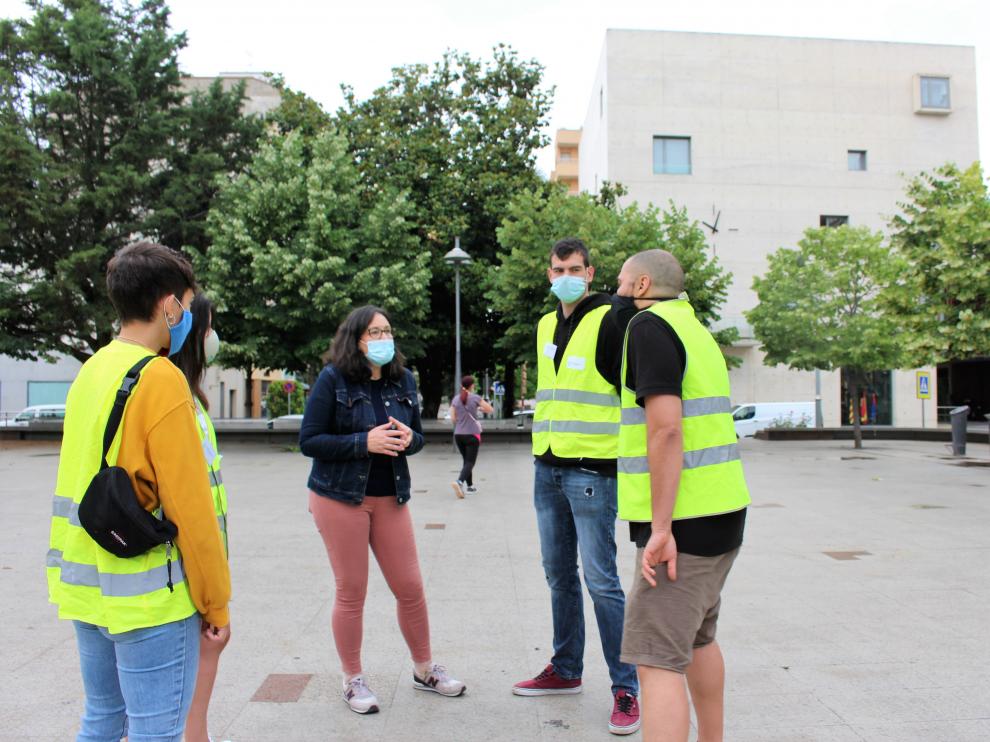 La concejala Yolanda Gracia con los mediadores en la plaza de España.