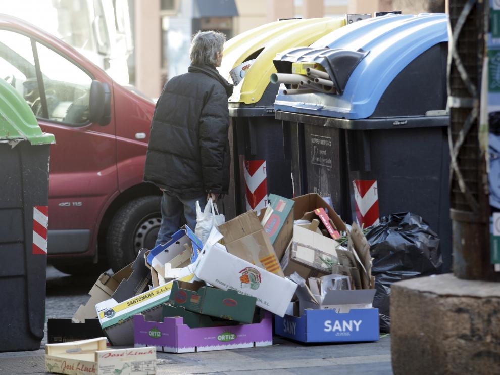 Una persona buscando entre unos contenedores en Zaragoza