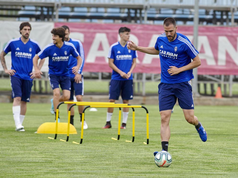 Los jugadores del Real Zaragoza, en el entrenamiento de este lunes en la Ciudad Deportiva.