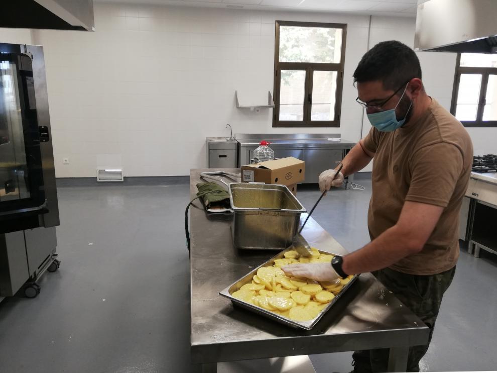 Uno de los cocineros de la Agrupación de Apoyo Logístico comprueba la cocina.