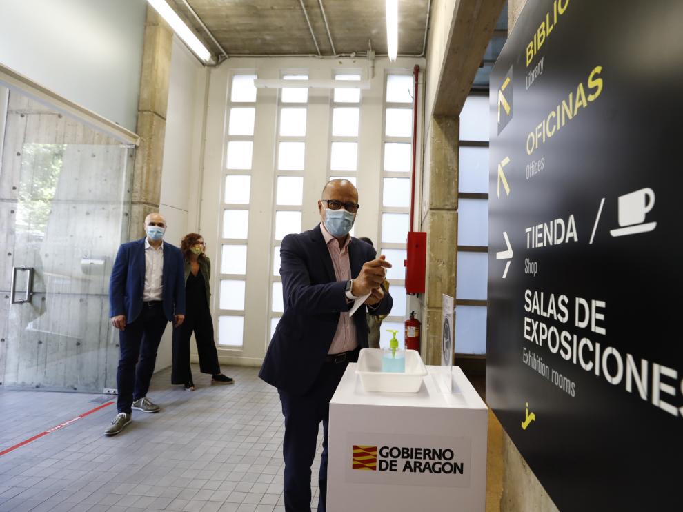 Felipe Faci a la entrada al museo Pablo Serrano de Zaragoza.