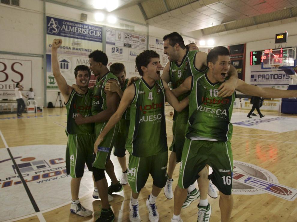 Los jugadores del Lobe Huesca celebran el ascenso tras derrotar al Tíjola.