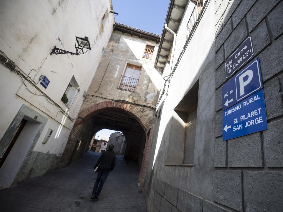 Una de las calles de la localidad de Azanuy.
