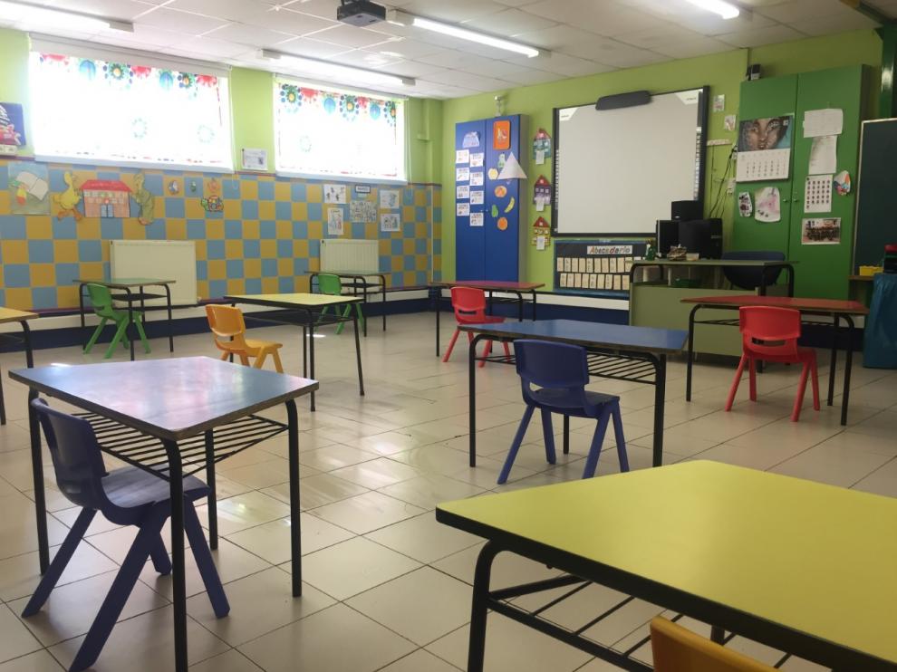 Aula de infantil del colegio concertado Sagrada Familia de Zaragoza con las mesas separadas para cumplir con las distancia física.