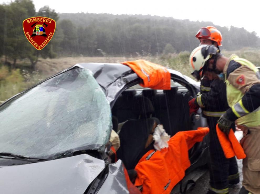 Los Bomberos han tenido que excarcelar al conductor de uno de los vehículos implicados en el accidente, ocurrido a la altura de Peñalba.