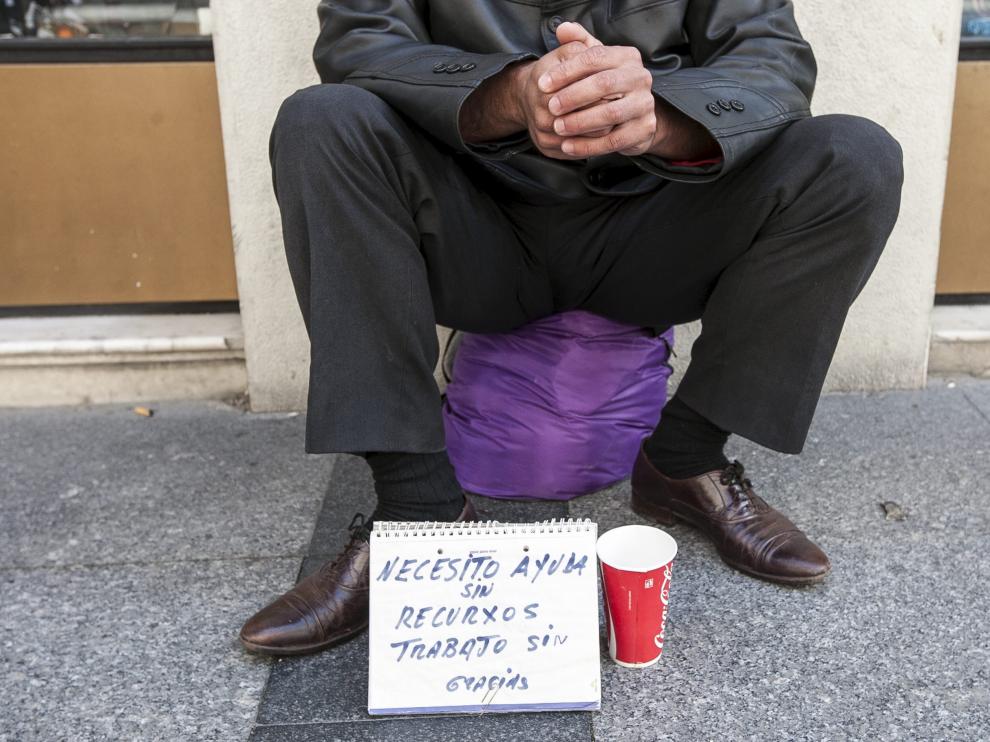 Un mendigo pidiendo ayuda en una calle de Zaragoza