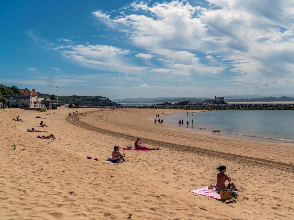 Santanderinos optan por broncearse, pasear y bañarse en 'primer día de playa'