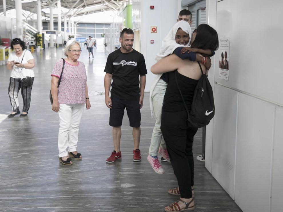 Una niña saharaui abraza a su familia de acogida en julio de 2019 tras llegar a Zaragoza.