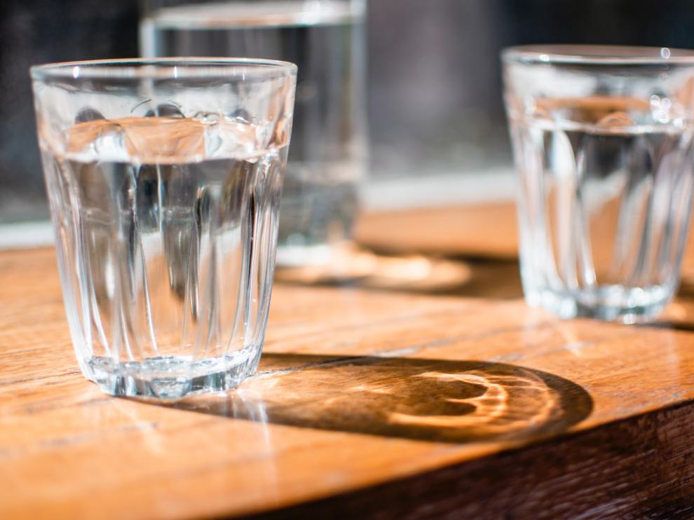 A partir de 2021, bares y restaurantes deberán ofrecer agua del grifo en vez de embotellada.