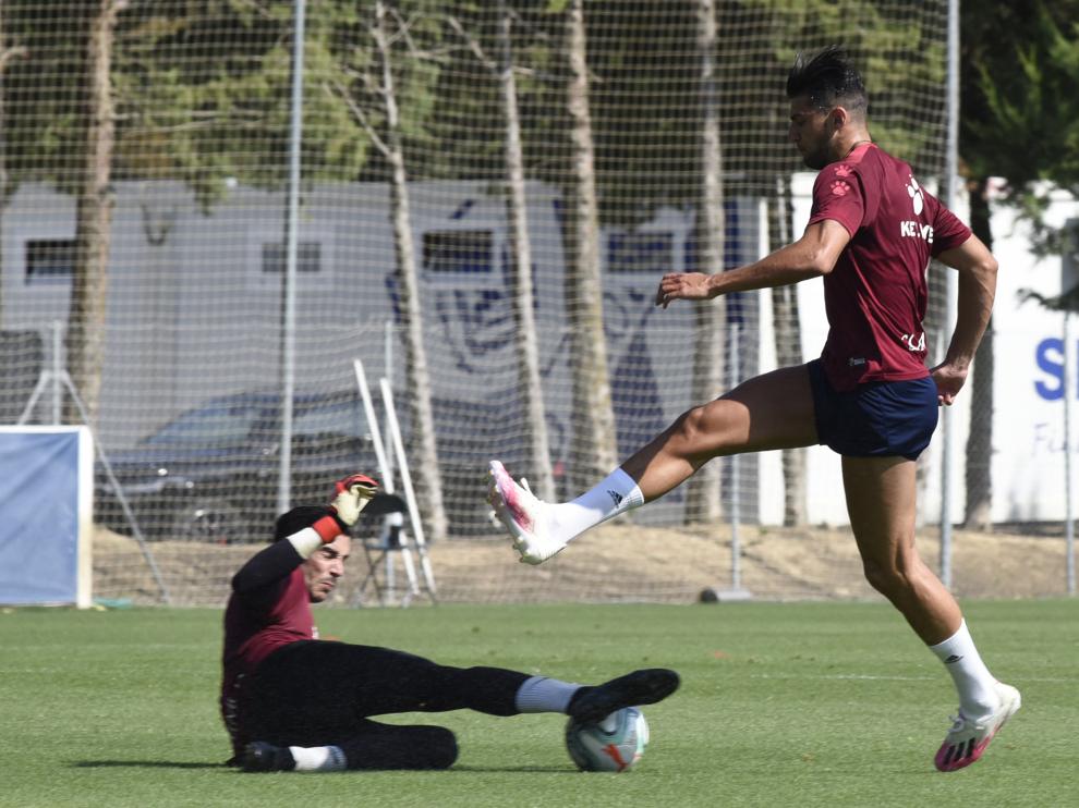 Rafa Mir se topa con Valera durante un entrenamiento de esta semana.