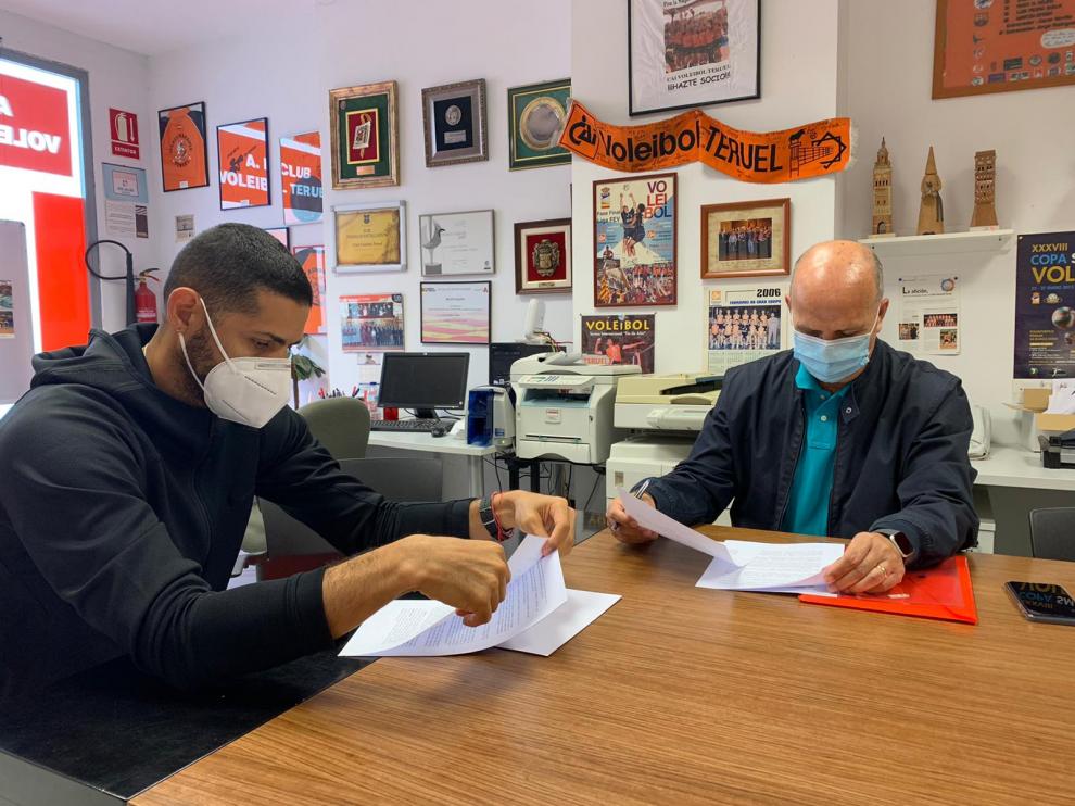 El jugador Thomas Ereu firma la renovación con el presidente del club, Carlos Ranera.