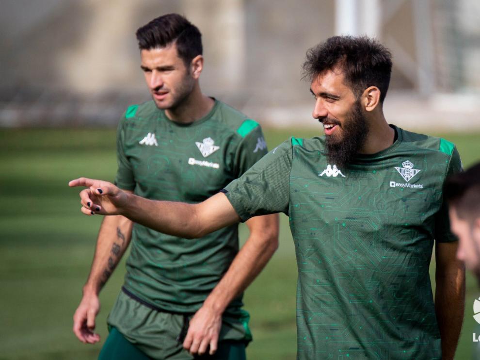 La foto de La Liga en la que el exzaragocista Borja Iglesias aparece con las uñas pintadas de negro.