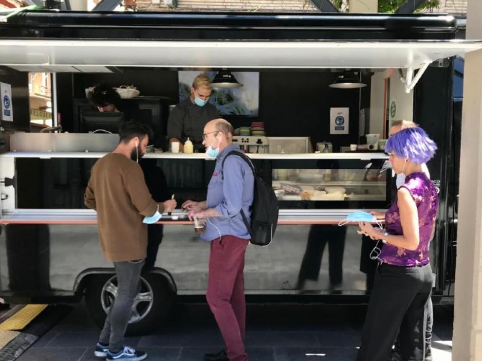 La furgoneta de comida que se ha instalado en un lateral del mercado.