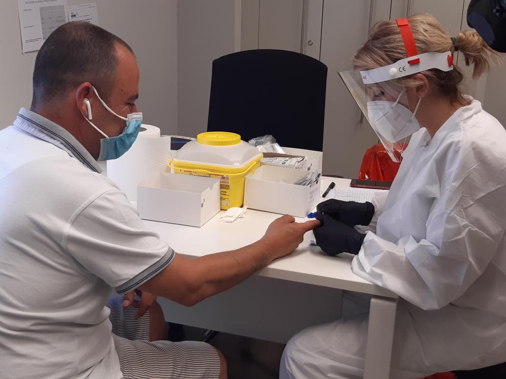 Una sanitaria realiza la prueba del Covid a un trabajador.