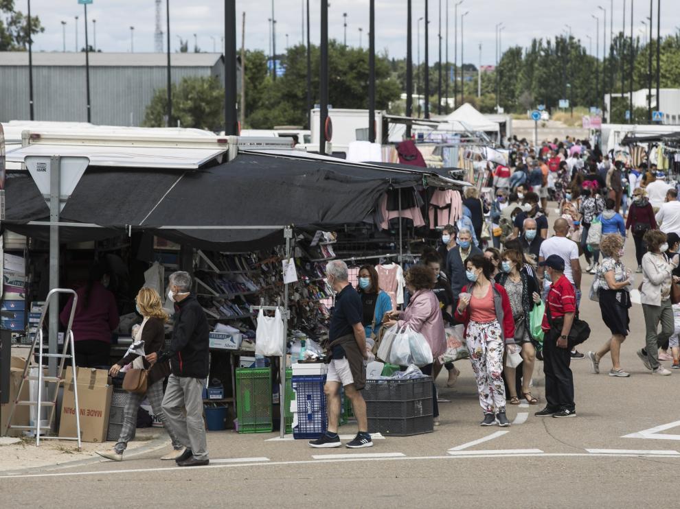 Primer día de reapertura del mercadillo de La Almozara.