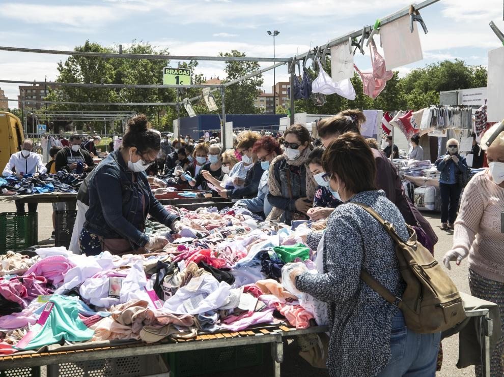 Primer día de reapertura del mercadillo de La Almozara.