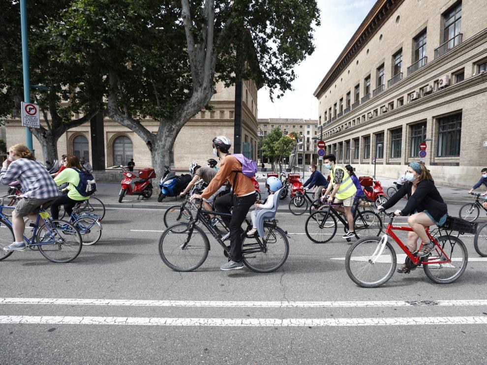 Decenas de ciclistas han recorrido las calles de Zaragoza esta mañana en el Día Mundial de la Bicicleta.