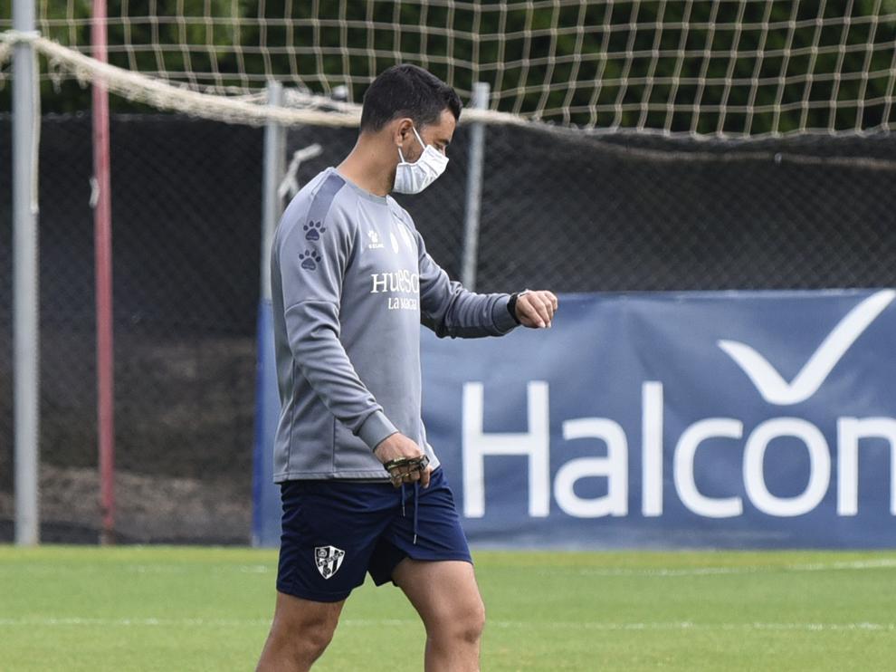 Míchel observa su reloj durante el entrenamiento del domingo.
