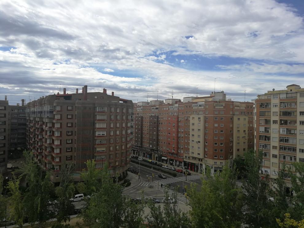 Zaragoza ha amanecido este domingo con el cielo encapotado