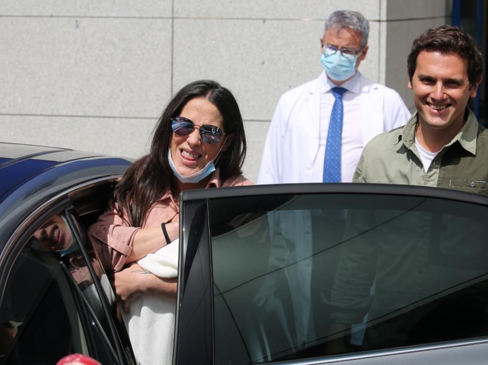 Malú y Rivera abandonan el hospital con su hija Lucía.