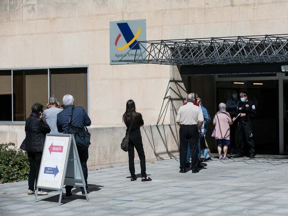 Primer día de confección de declaraciones de la Renta en Zaragoza.