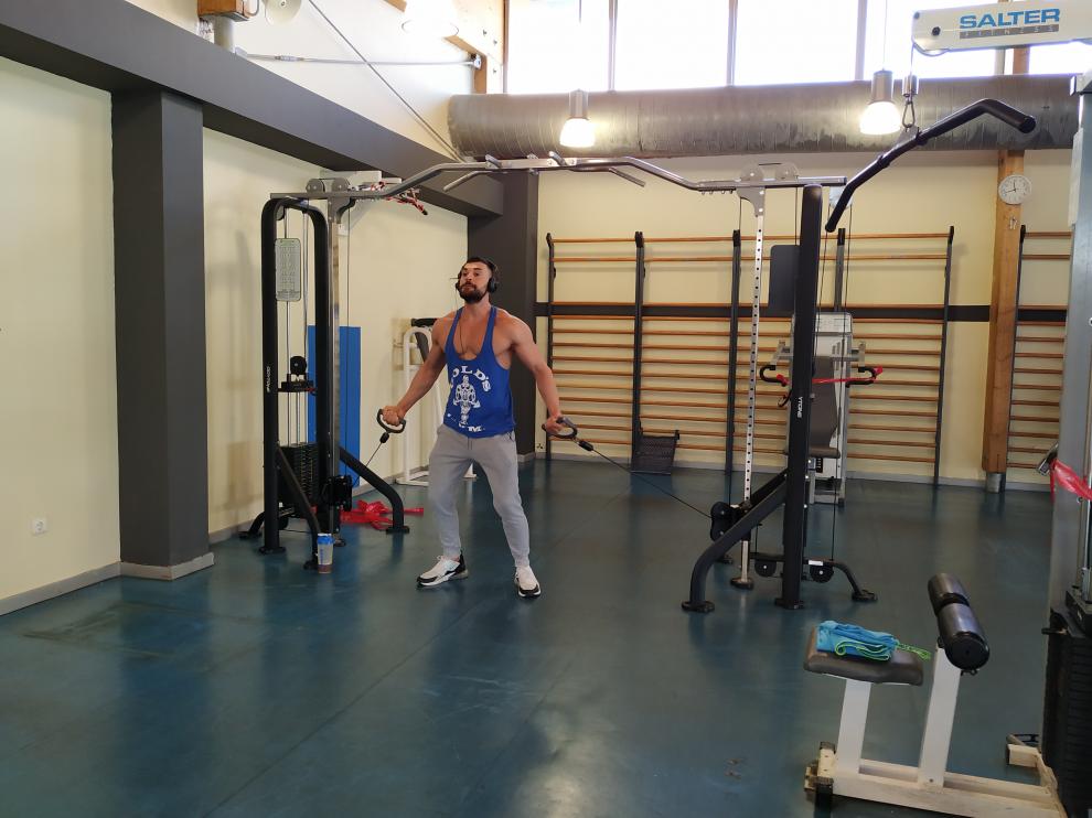 Uno de los deportistas que se ha entrenado en el polideportivo en el primer día de reapertura tras el coronavirus.