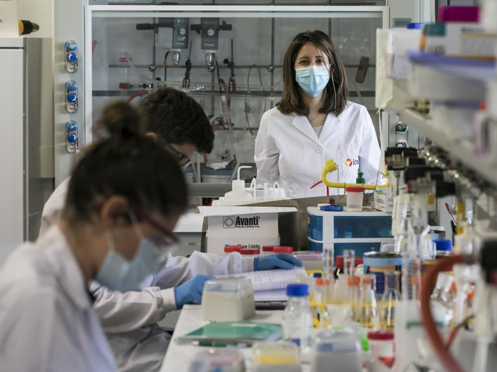 María Moros, en el laboratorio del grupo Bionanosurf.