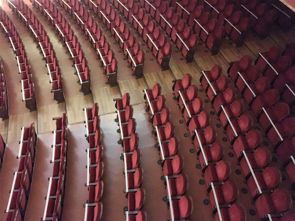 El Teatro Olimpia se abre con un tercio de su aforo, con dos butacas vacías entre cada espectador