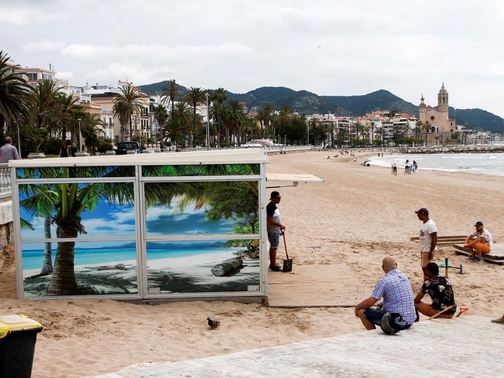 Preparativos en la playa de Sitges para poner a punto los chiringuitos.