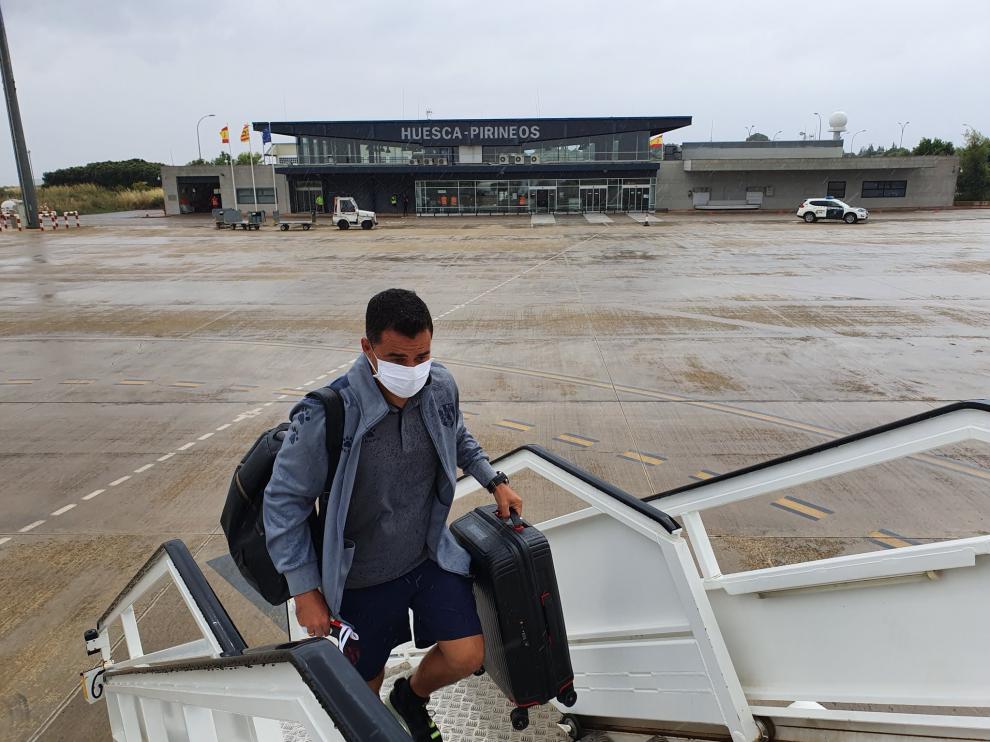 Míchel Sánchez sube al avión que ha llevado a la SD Huesca a Málaga.