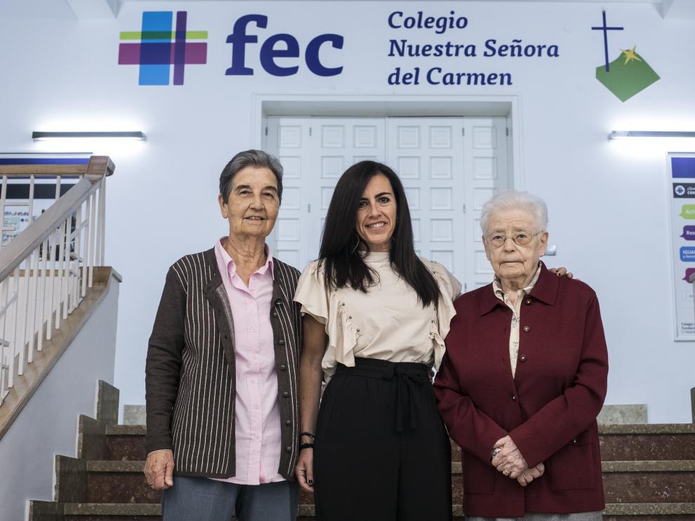 Las hermanas Carmen Sanz (derecha) y Carmen Roca (izquierda), junto a la directora, Elisa Moreno.