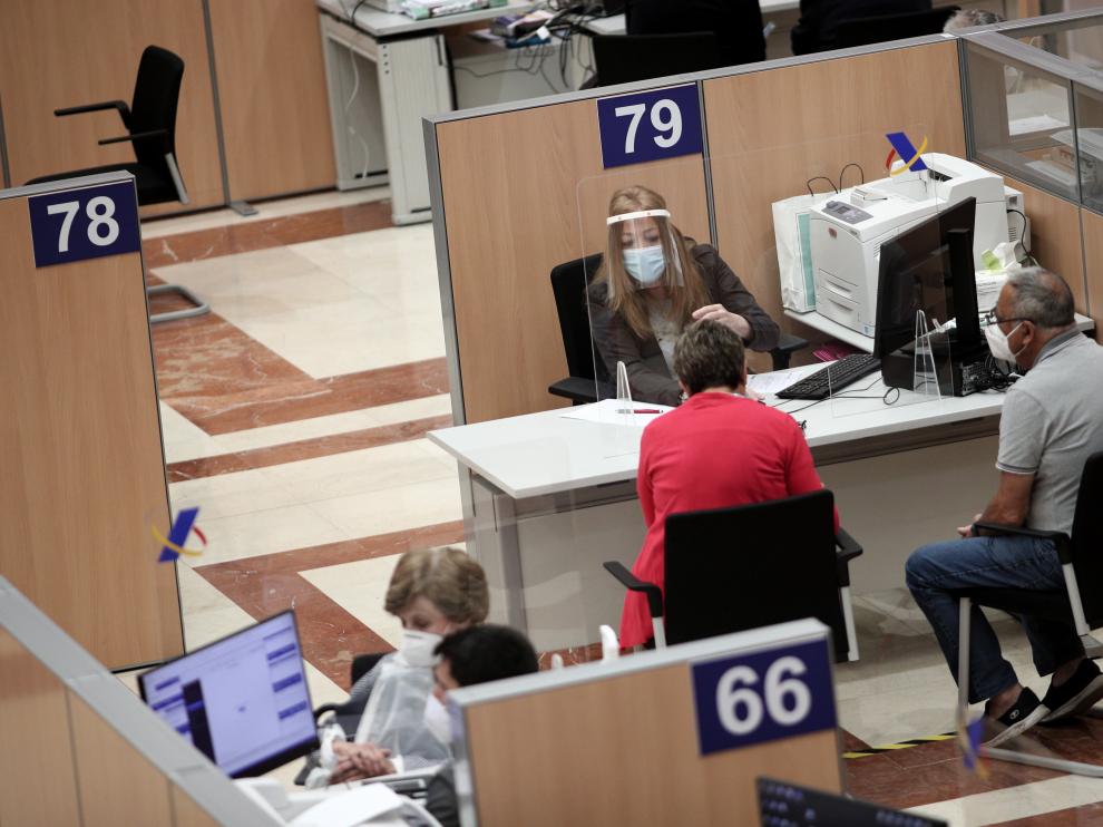 Servicio de cita previa de la renta en una oficina de la Agencia Tributaria en Madrid.