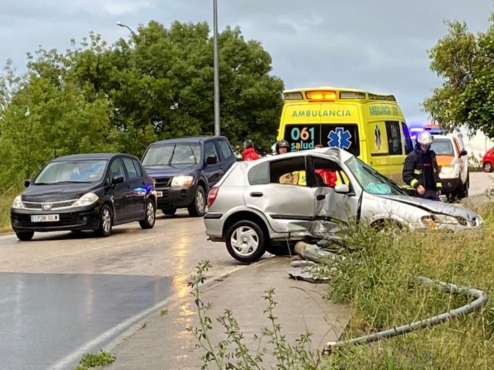 El vehículo en el que viajaban tres ocupantes ha tumbado la farola al chocar con ella.