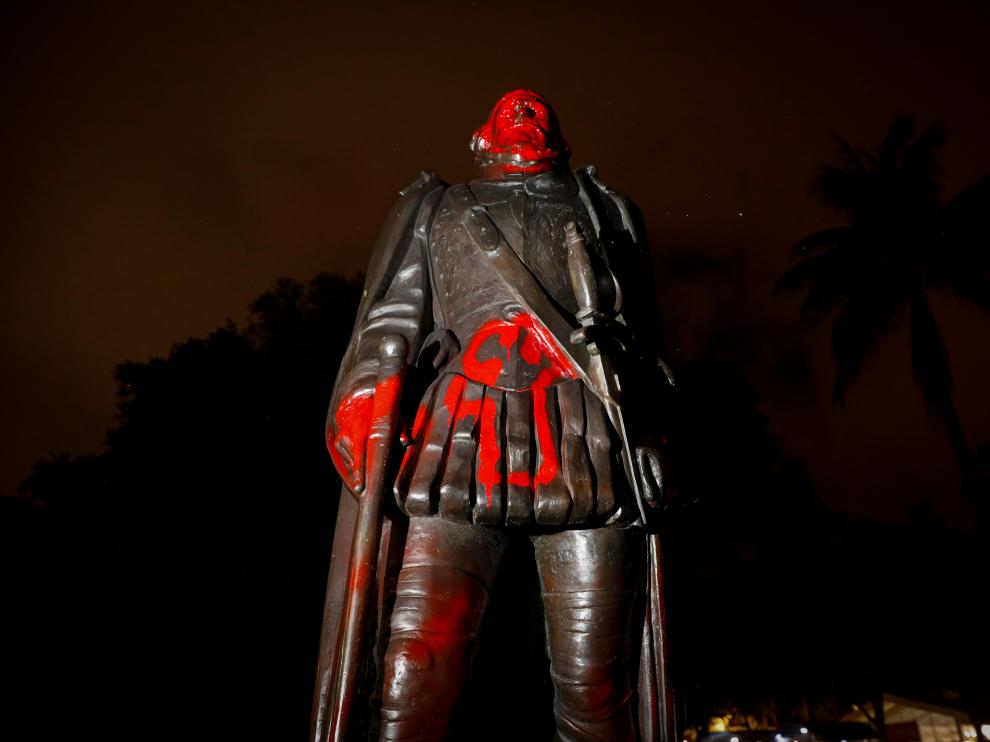Estatua de Colón pintada de rojo en Miami