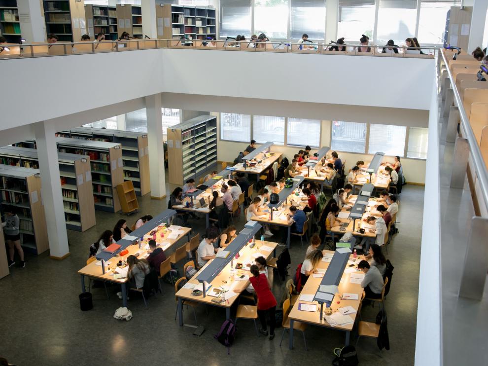 Estudiantes de la Universidad de Zaragoza durante una jornada de estudio.