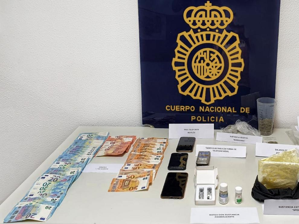 La Policía se incautó de drogas, una pistola taser y dinero