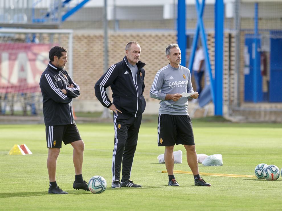 Víctor Fernández (centro), con gesto de concentración en el entrenamiento de ayer. tino gil