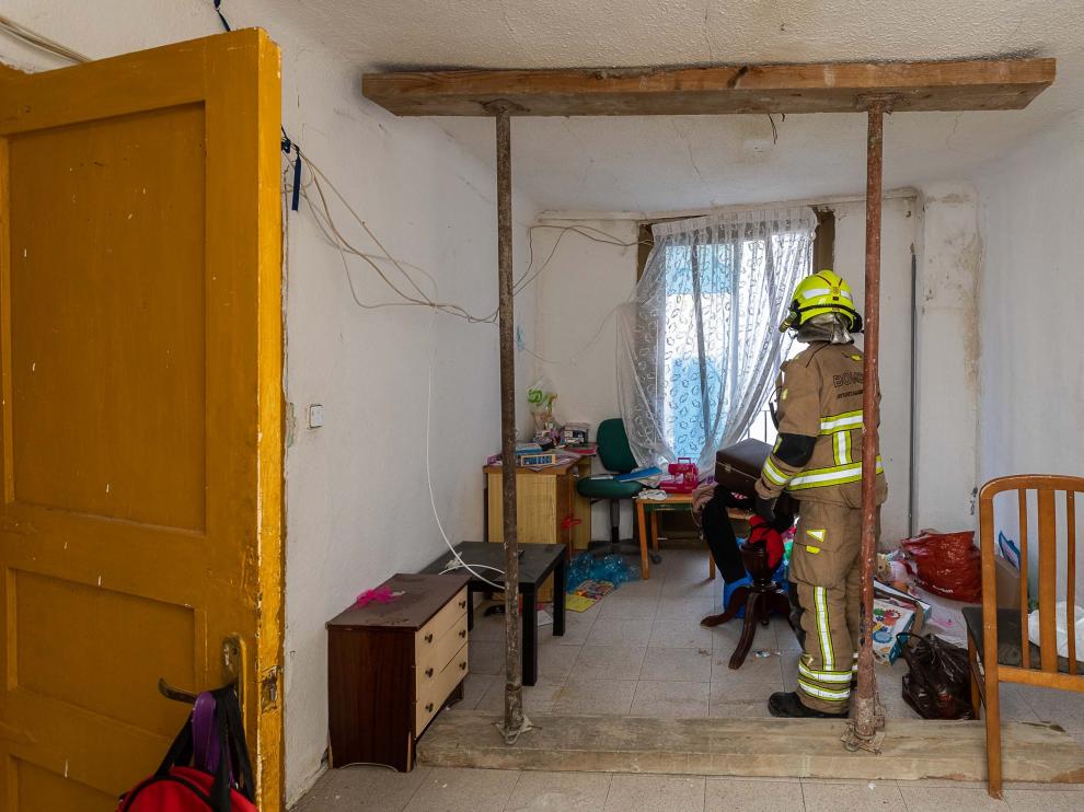 Uno de los bomberos que han acompañado a recoger sus pertenencias a los desalojados de un edificio declarado en ruina.