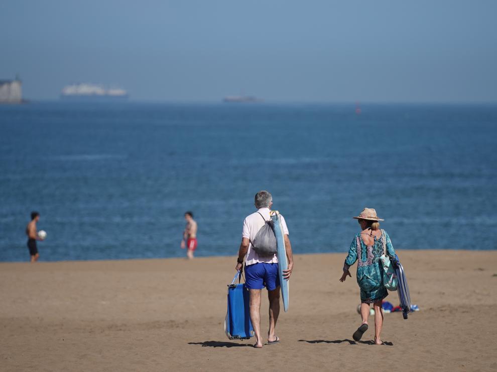 Varias personas pasean por la playa de Ereaga en Guecho, en Vizcaya, a finales de mayo.